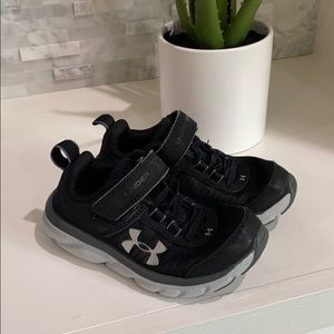 Toddler boy size 10.5k black Under Armour sneakers